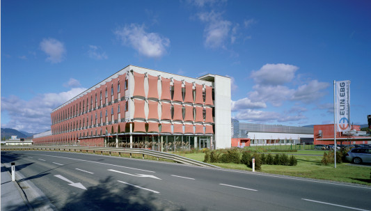 Ansicht der Süd- und Westfassade, mehrgeschossiger Bürotrakt