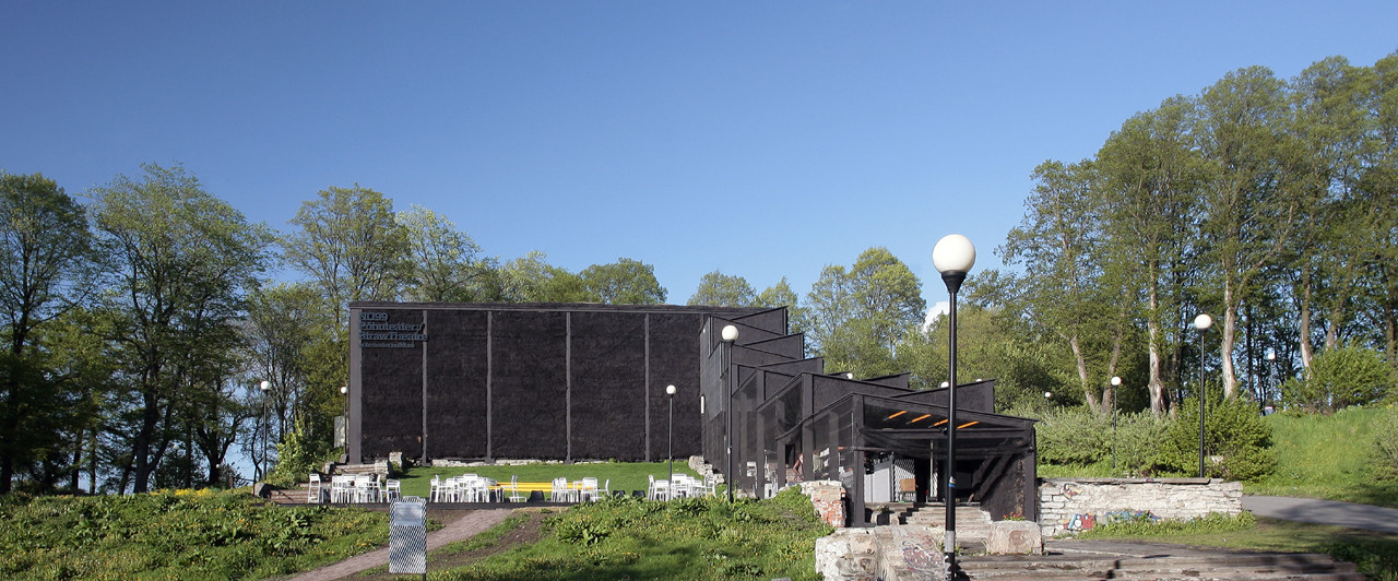 Theatersaal mit Eingang und Außenplattform von Westen