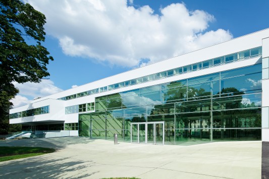Die Eingangshalle orientiert sich zum Park