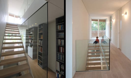 Eine Treppe mit Glasbalustrade verbindet beide Geschosse