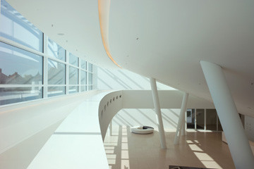 Blick von der ersten Ebene aufs Foyer und die Unterseite des Theatersaals