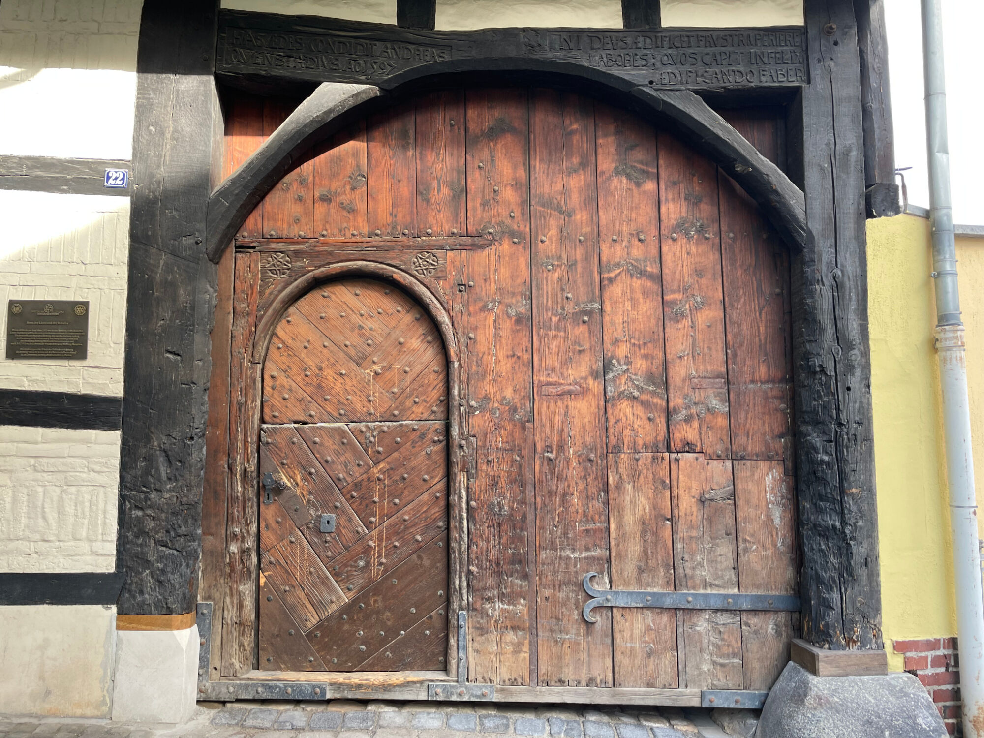 Das Schmiedeverfahren zur Herstellung von Eisen wurde im frühen Mittelalter immer weiter verfeinert, was zu einer Blütezeit der Schmiedekunst führte. Im Bild: Holztor mit schmiedeeisernem Langband 
