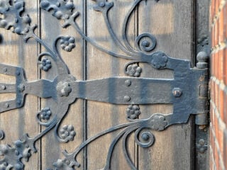 Schmiedeeisen ist ein Material, das durch das Schmieden von Roheisen unter hohem Druck und Wärme entsteht.