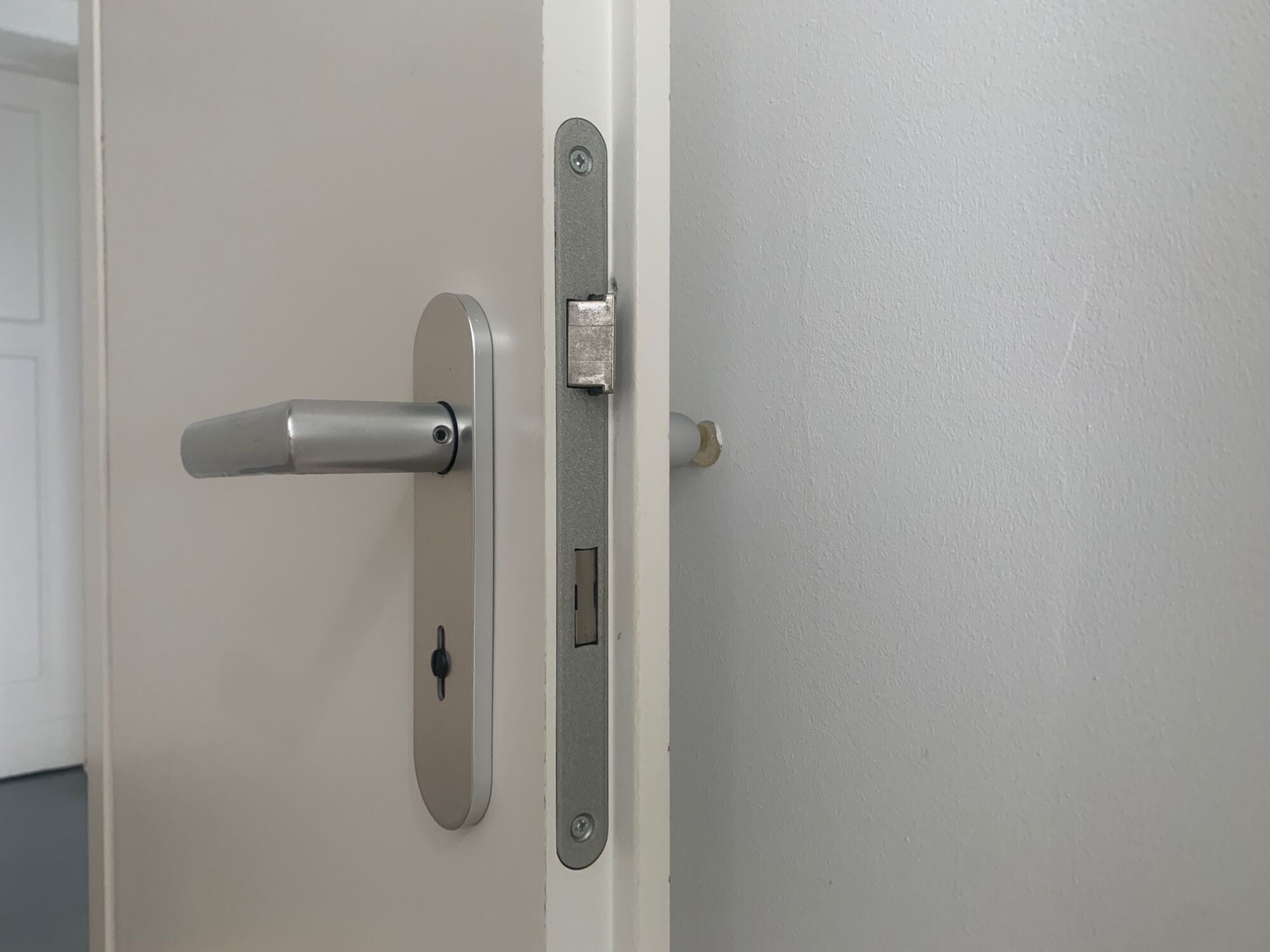 In Abhängigkeit vom Bauelement werden Fenster-, Tür-, Tor- und Möbelbeschläge sowie Beschläge für Sonderaufgaben unterschieden.