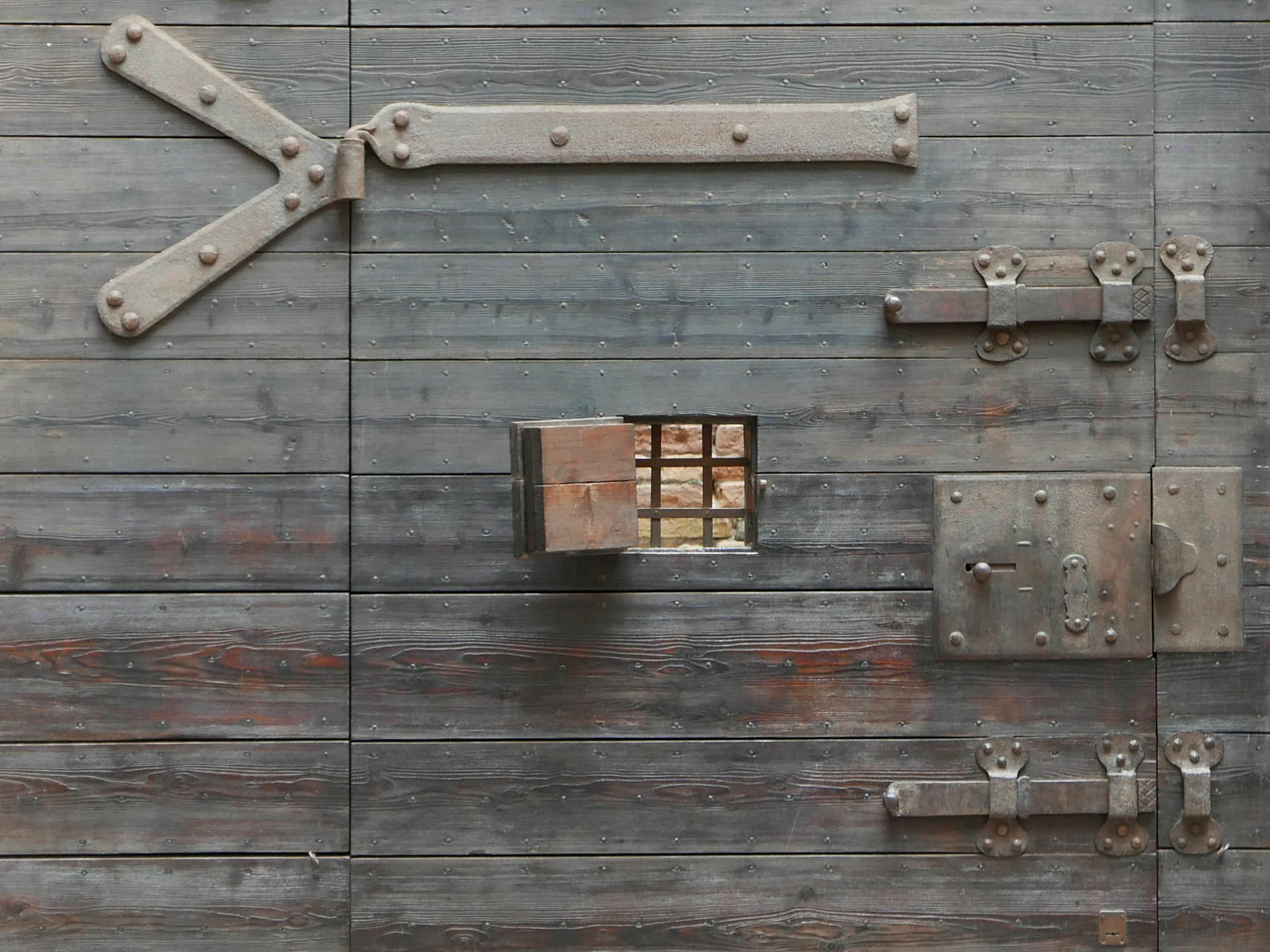 In ihrer Urform waren Beschläge einfache Aufsatzbänder, die z. B. die einzelnen Bohlen eines Türblatts oben und unten zusammenhielten und ein Bewegen durch Drehen auf einer Dornachse am Rahmen, den Angeln, erlaubten.