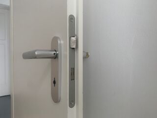 In Abhängigkeit vom Bauelement werden Fenster-, Tür-, Tor- und Möbelbeschläge sowie Beschläge für Sonderaufgaben unterschieden.