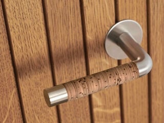 Die Ummantelung aus Birkenrinde sorgt bei diesem Türdrücker für eine wohlige Haptik. Der Entwurf für den Nordic Straight stammt von dem dänischen Designer und Architekten Lars Vejen.