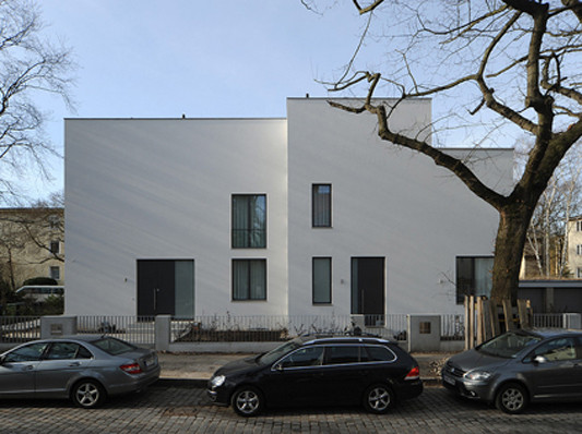 Nordansicht an der Straße