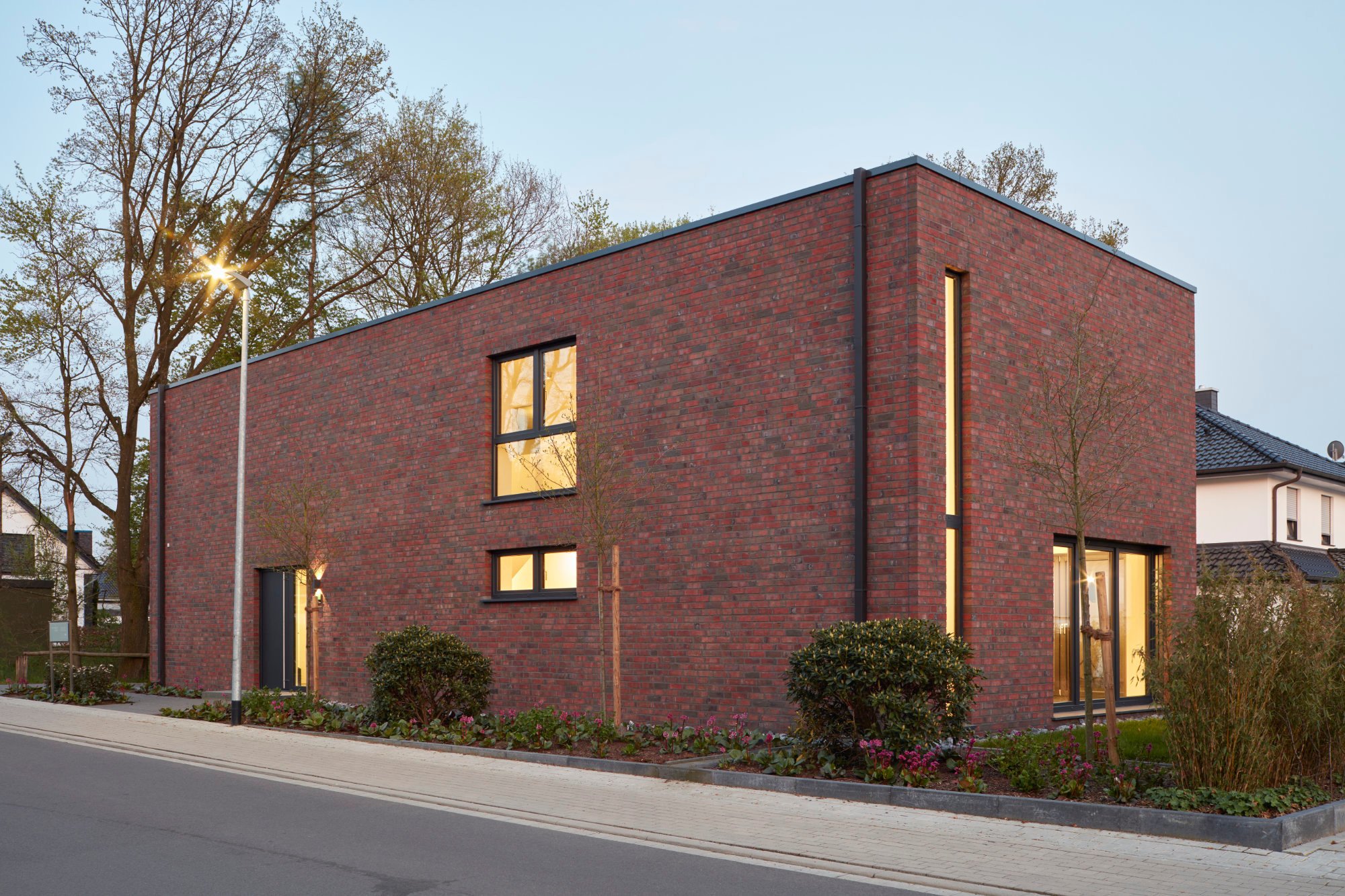 Das Einfamilienhaus in Osnabrück erreicht sogar Plusenergiestandard. Die Außenwände bestehen aus massivem Kalksandstein, einer 20 cm dicken Dämmung und einem regionaltypischen Klinker.