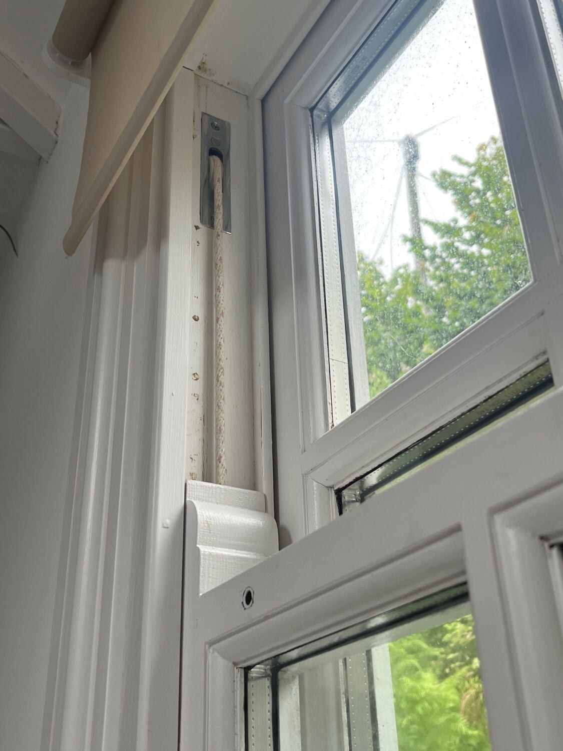 Englisches Vertikalschiebefenster mit Cord-Weight-Mechanismus