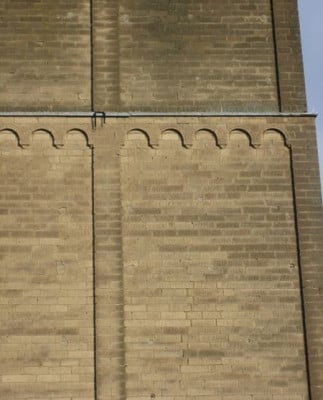 Ecklisenen, Lisenen und Bogenfries am Turm von Alt-St. Martin in Kaarst