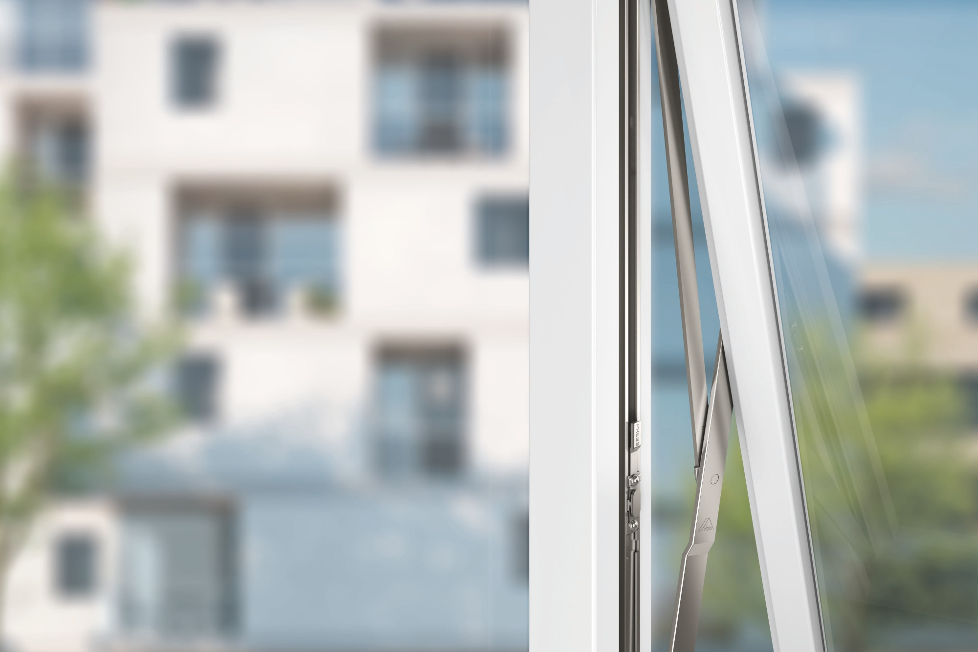 Diese sogenannte Wendeschere an einem nach außen öffnenden Fenster ermöglicht das leichte Reinigen der Fenster von innen durch die Möglichkeit einer kompletten Wendung, aber auch mehrere Lüftungspositionen. Bei niedriger Gebäudehöhe kann das Fenster auch als Notausstieg dienen. 