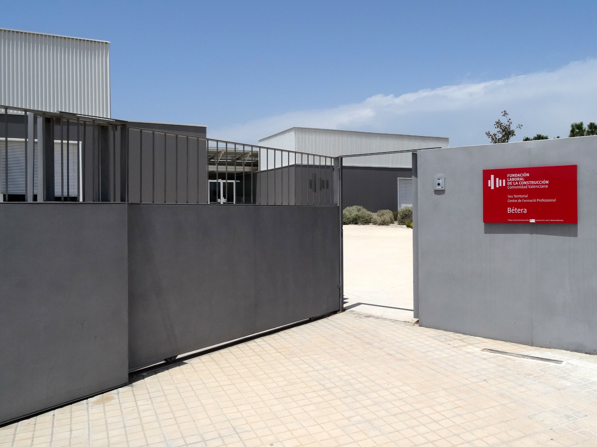 Untenlaufendes Tor zum Centro de Formación de la Fundación Laboral de la Construcción en Bétera (Valencia) von MRM Arquitectos