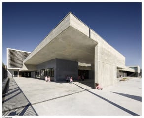 Klare Linien, Betonflächen und die Keramikfassade prägen den Baukörper
