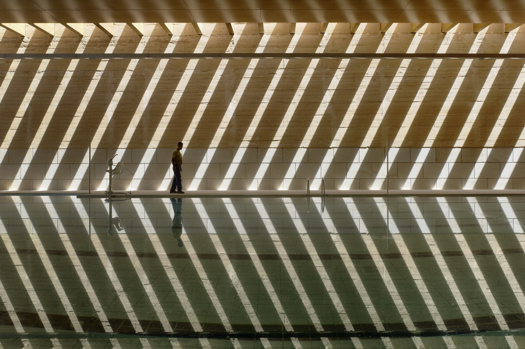 In der Schwimmhalle spiegelt sich das Licht zu bestimmten Tageszeiten auf der Wasseroberfläche 