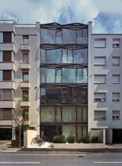Straßenansicht des vollverglasten Mehrfamilienhauses