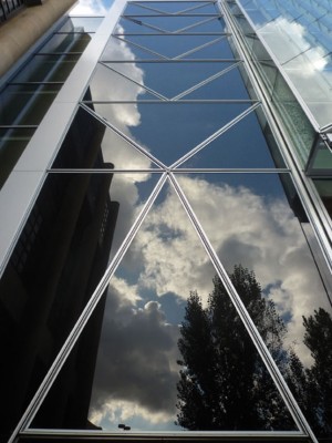Viel Glas im Innenhof