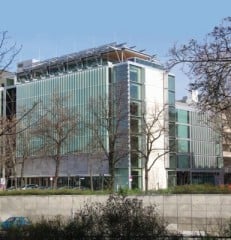 Der größte Baukörper des Forums orientiert sich nach Süden zum vielbefahrenen Altstadtring