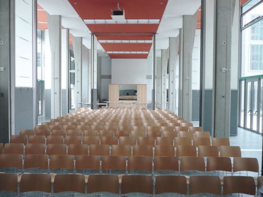 Die Halle im Erdgeschoss bildet das Herzstück des Forums