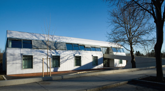 Westansicht der umgebauten und sanierten Firmenzentrale