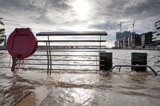 Jährlich steigt, wie hier in Hamburg, der Wasserpegel und tritt über die Ufer