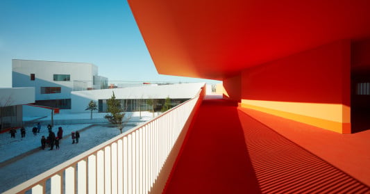 Die Farbe Orange wird großflächig an Boden, Decken und Dachuntersichten eingesetzt