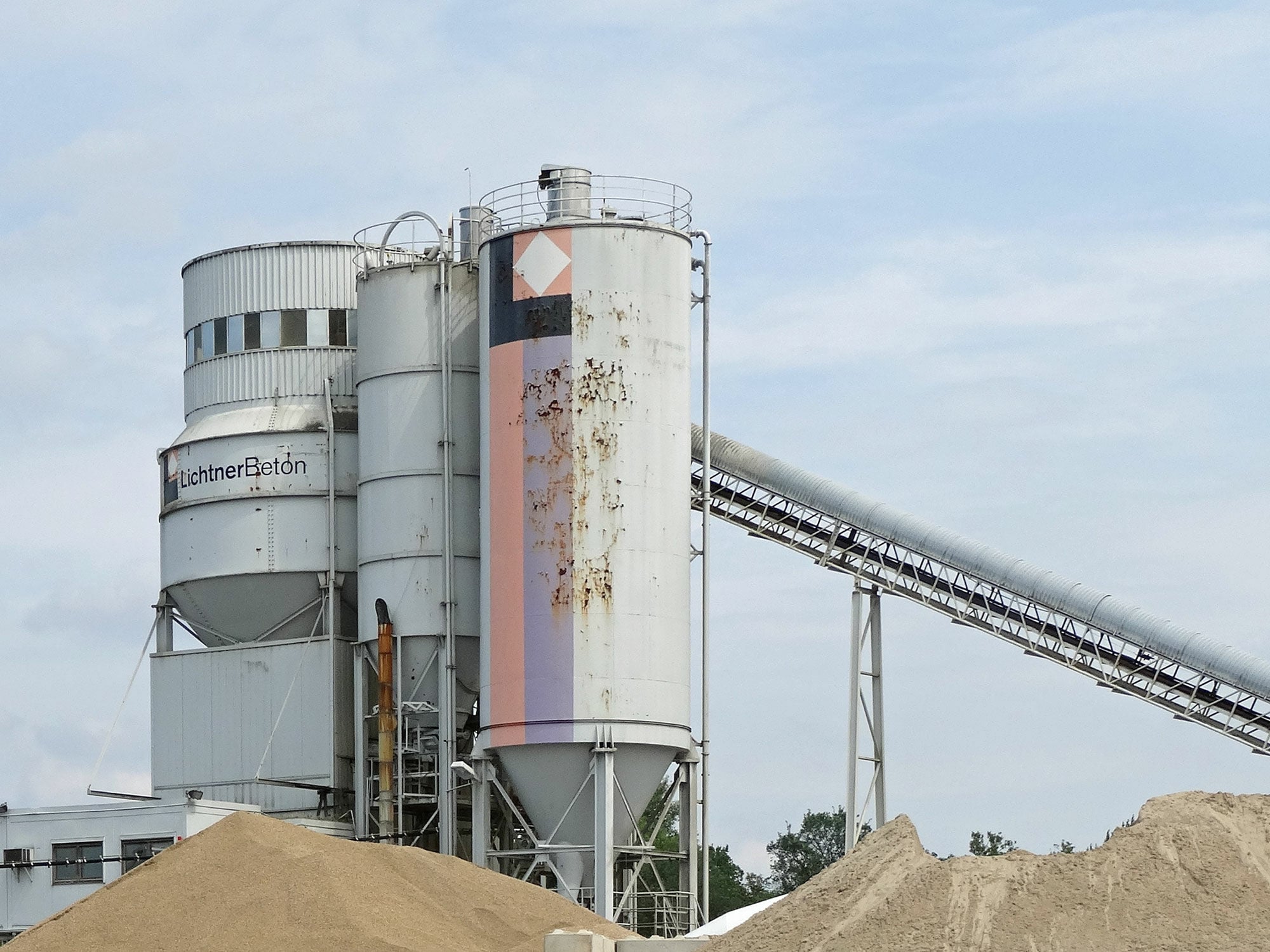 Transportbetonwerk mit Silos und Förderanlagen als Ausgangspunkt der qualitätsgesicherten Betonproduktion.