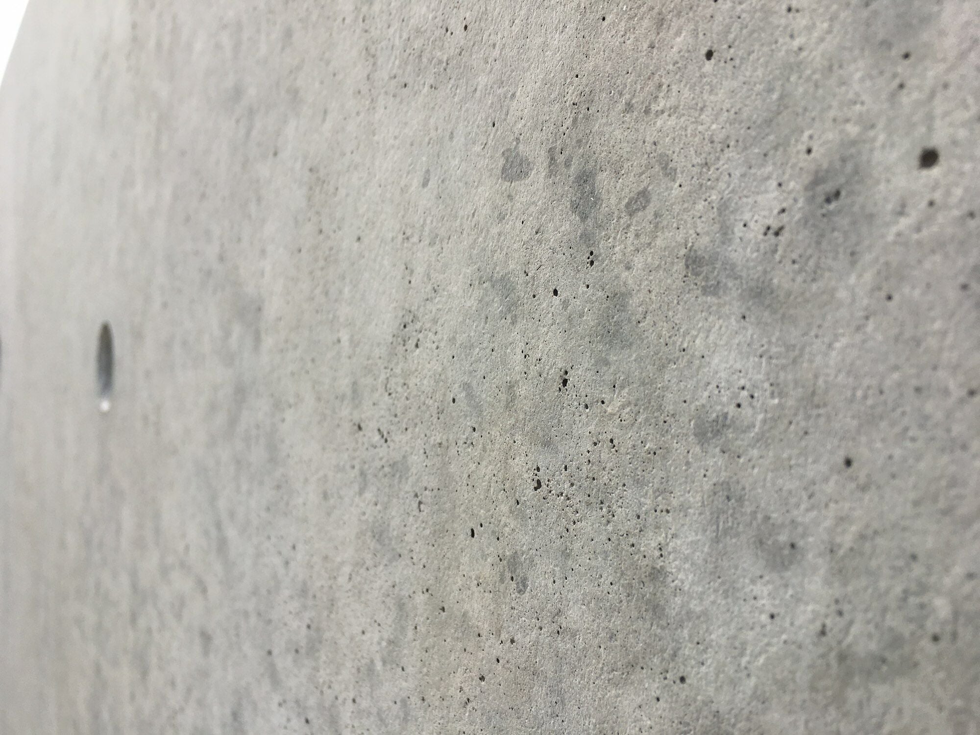 Gleichmäßig verdichteter Beton bildet eine geschlossene, porenarme Oberfläche.