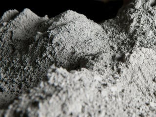 Portlandzementklinker, Hüttensand, natürliche Puzzolane, Kieselsäurereiche Flugasche, Gebrannter Schiefer gehören zu den Hauptbestandteilen von Zement.