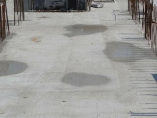 Der Wasserzementwert (w/z-Wert) beschreibt das Massenverhältnis von wirksamem Wasser zum Zement im Frischbeton.