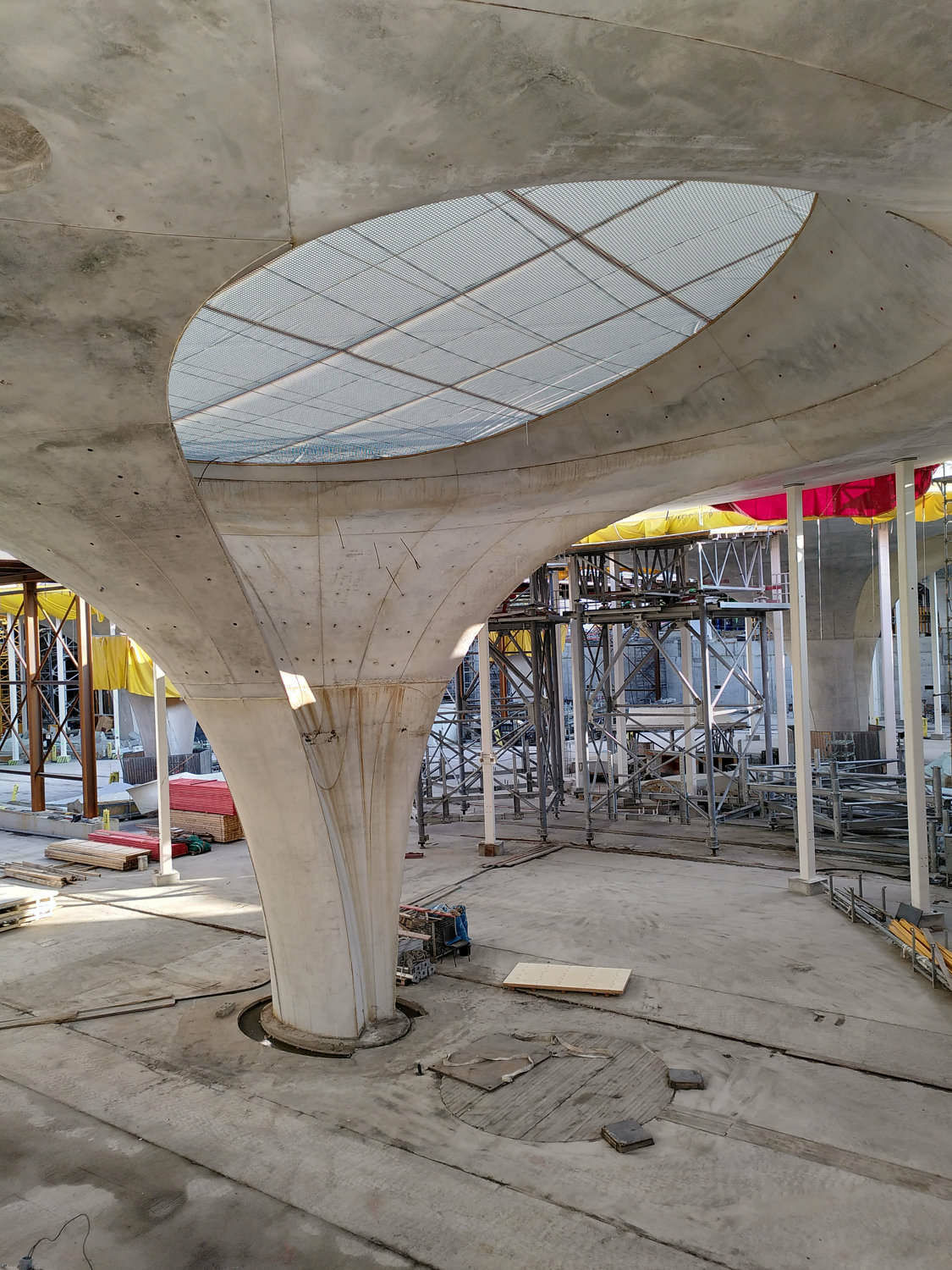 Die Kelchstützen des neuen Stuttgarter Hauptbahnhofs zeigen, welche Anforderungen komplexe Geometrien und dichte Bewehrung an Betontechnik und Ausführung stellen. 