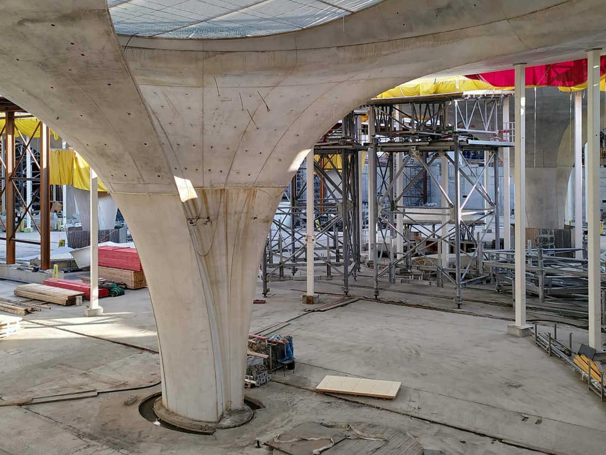 Die Kelchstützen des neuen Stuttgarter Hauptbahnhofs zeigen, welche Anforderungen komplexe Geometrien und dichte Bewehrung an Betontechnik und Ausführung stellen. 