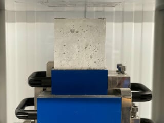 Bei der Druckfestigkeitsprüfung werden Probekörper, meist Betonwürfel oder -zylinder, in einer Presse belastet,...