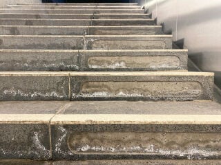 Durch Taumittel können Chloride in den Beton gelangen.