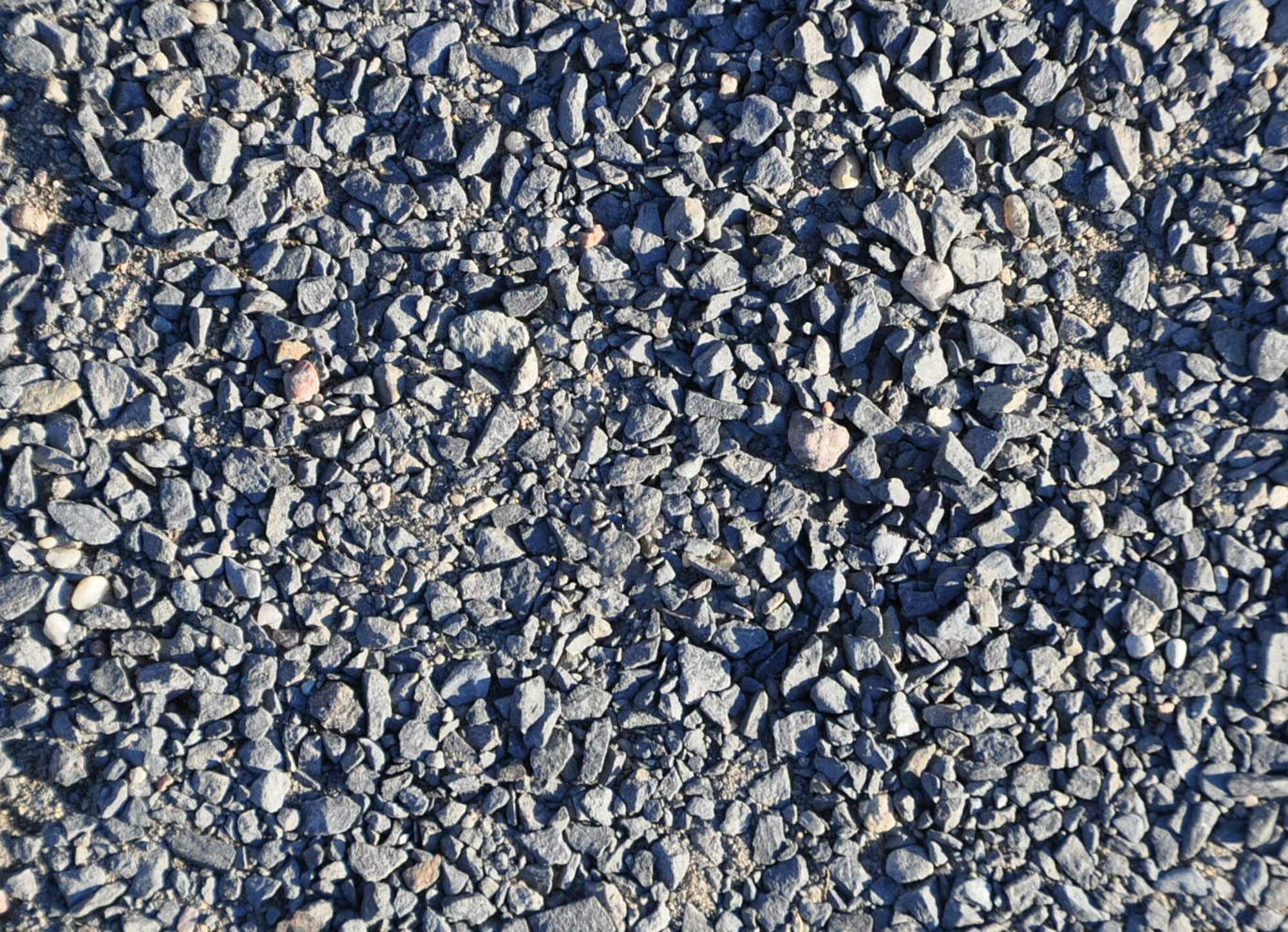 Gesteinskörnungen werden gesiebt und geprüft, um Beton mit kontrollierbaren Eigenschaften herzustellen.