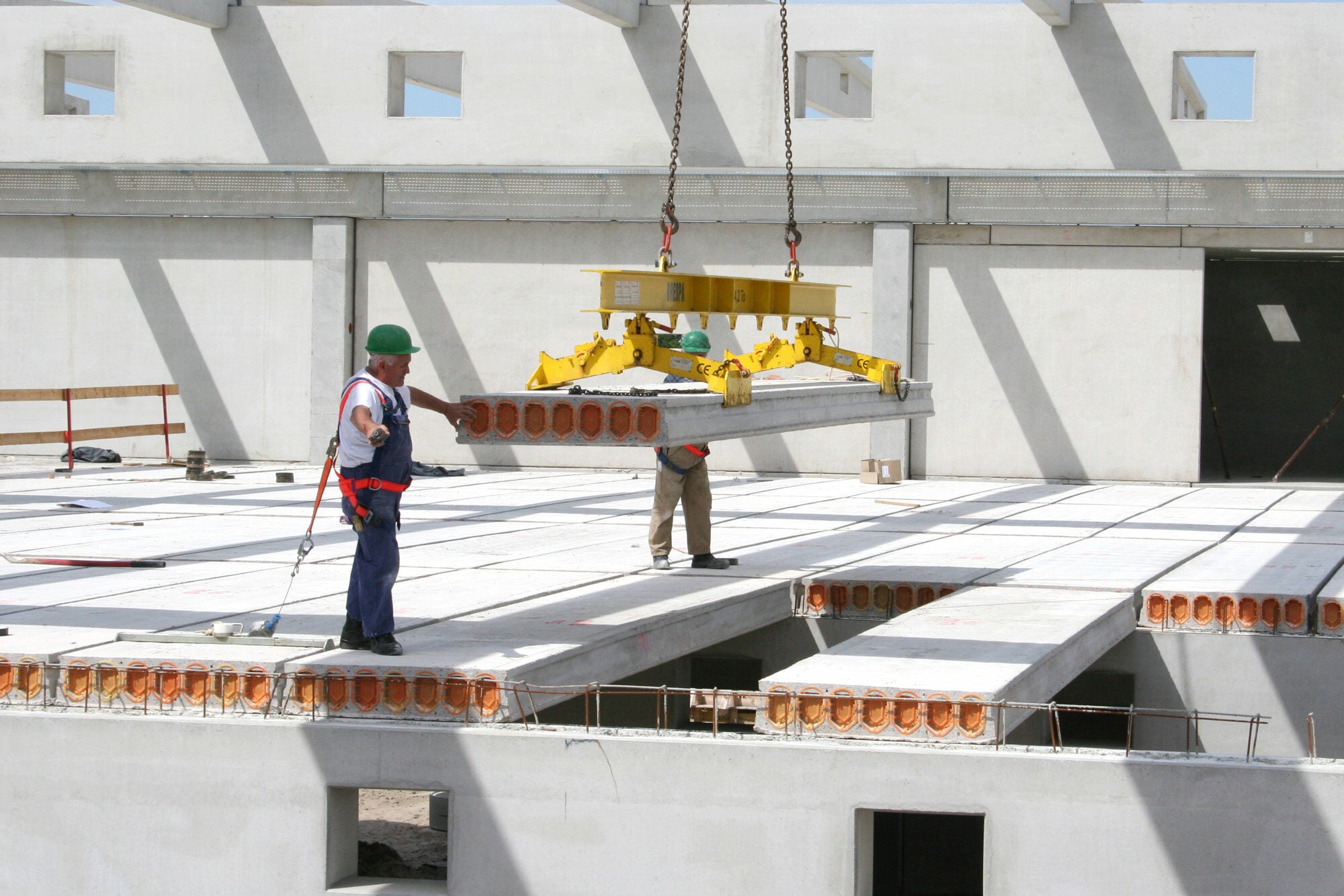Typische Einsatzbereiche für Spannbeton sind Decken, Brücken, Träger und Hallenkonstruktionen, bei denen größere Spannweiten, schlanke Querschnitte, geringere Verformungen und Materialeinsparungen gefragt sind.