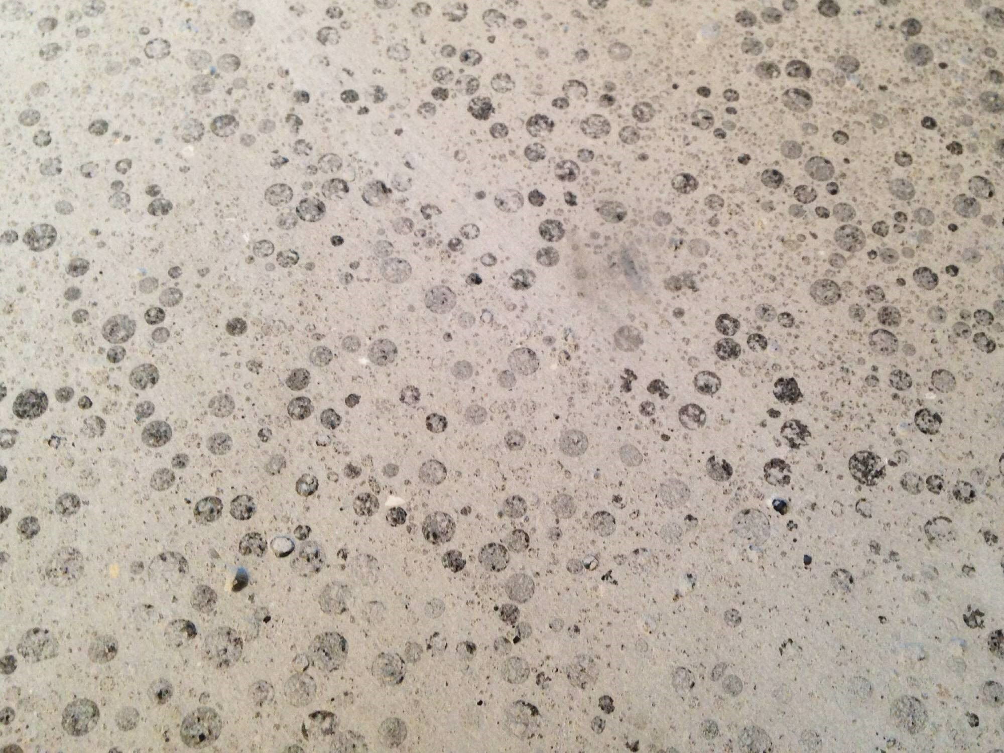Infraleichtbeton (auch als Ultraleichtbeton oder Dämmbeton bezeichnet) besitzt eine extrem geringe Dichte von oft unter 800 kg/m2. 