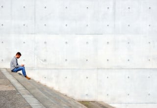 Insbesondere für weiße Betonelemente, wie hier am Paul-Löbe-Haus in Berlin, ist der Einsatz selbtreinigender Zusatzstoffe sinnvoll