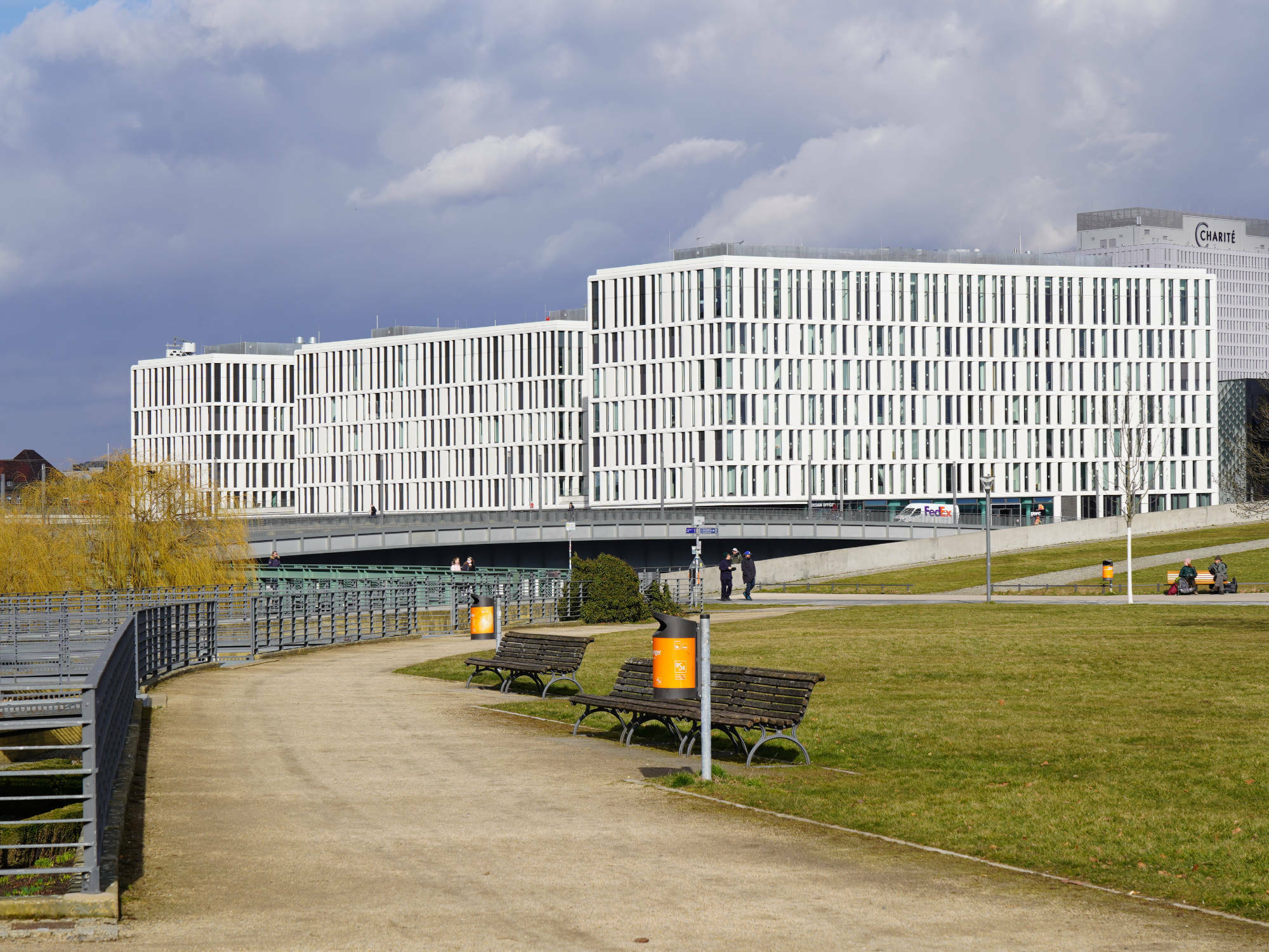 Bürogebäude HumboldtHafenEins in Berlin mit einer Fassade aus glasfaserverstärkten Betonfertigteilen, Architektur: KSP Jürgen Engel Architekten