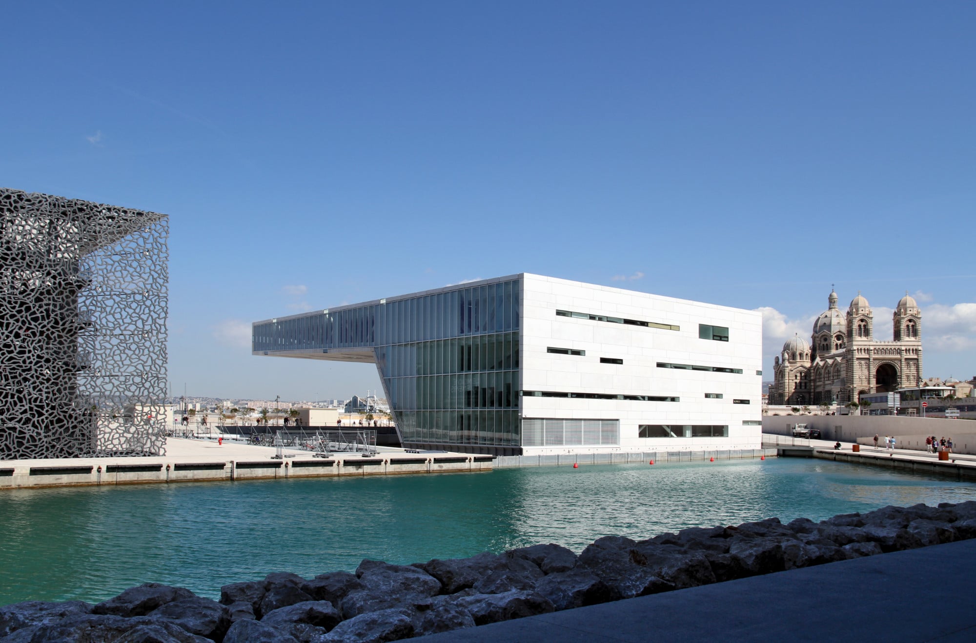 UHPC-Hülle beim Mucem in Marseille (links im Bild)