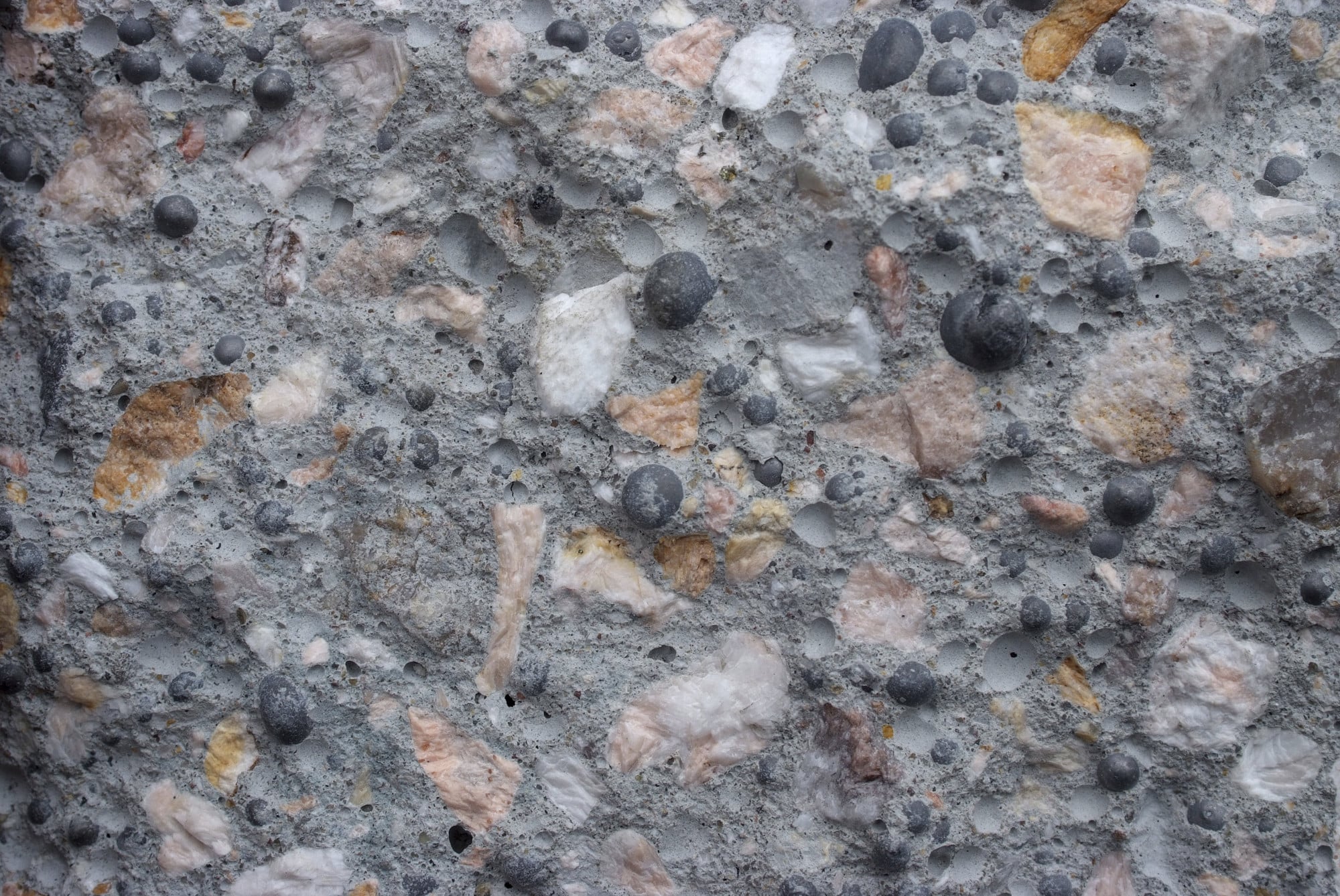 Schwerbeton mit Eisenerz und Stahlgranulat 