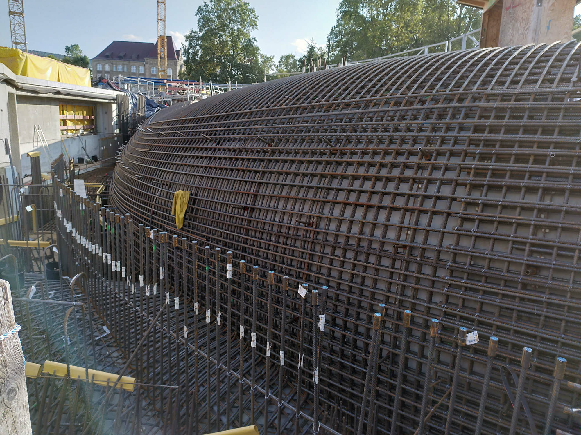 Dicht geführte Bewehrung für ein gekrümmtes Stahlbetonbauteil am Stuttgarter Hauptbahnhof.