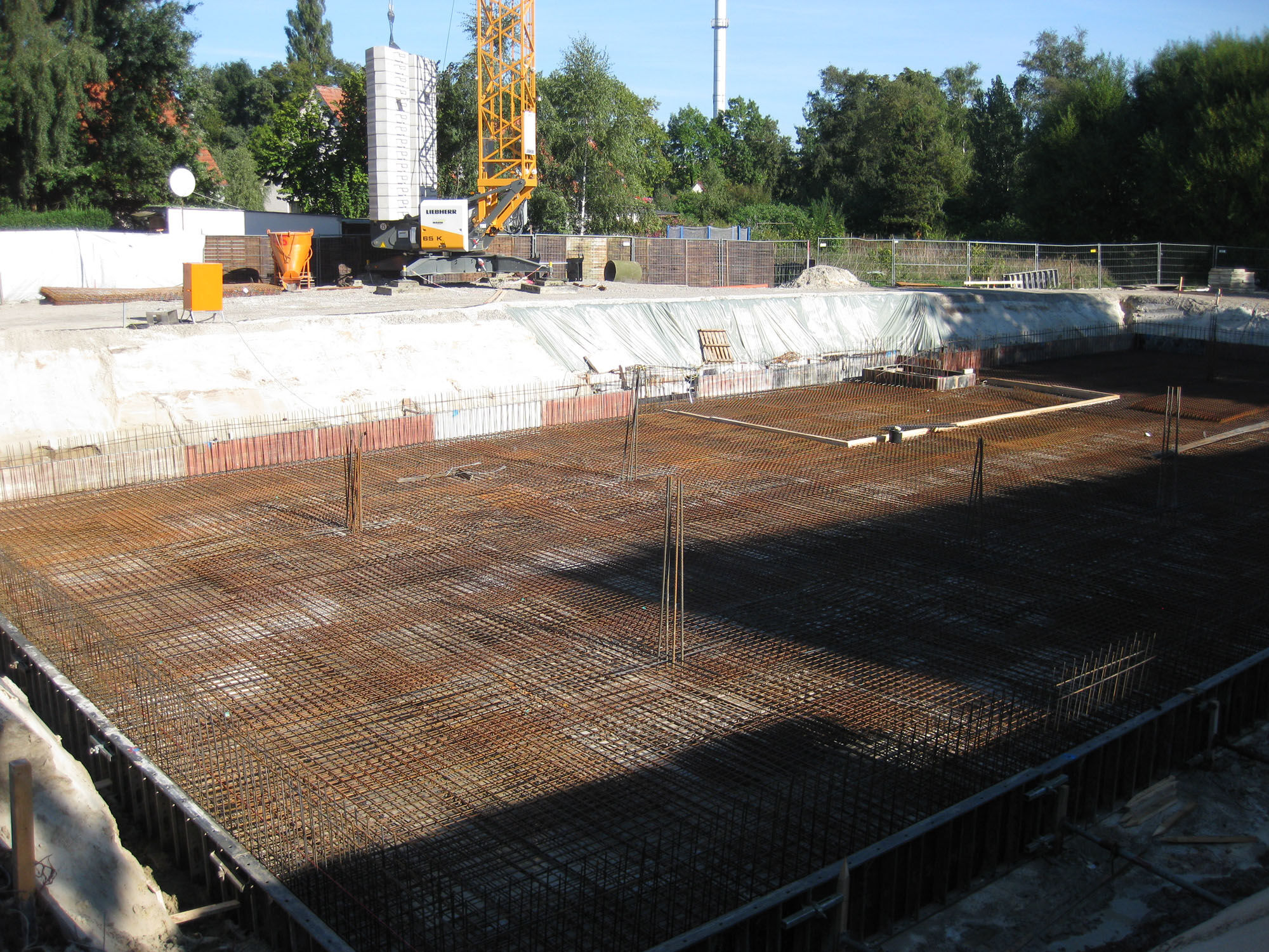 Flächige Bewehrung einer Bodenplatte mit Anschlussstäben für aufgehende Bauteile.
