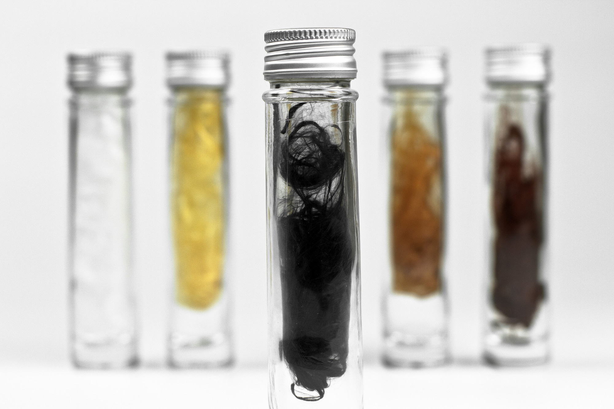 Als Materialien bewährt haben sich vor allem alkaliresistentes Glas und Carbon (im Bild: Carbongarne).