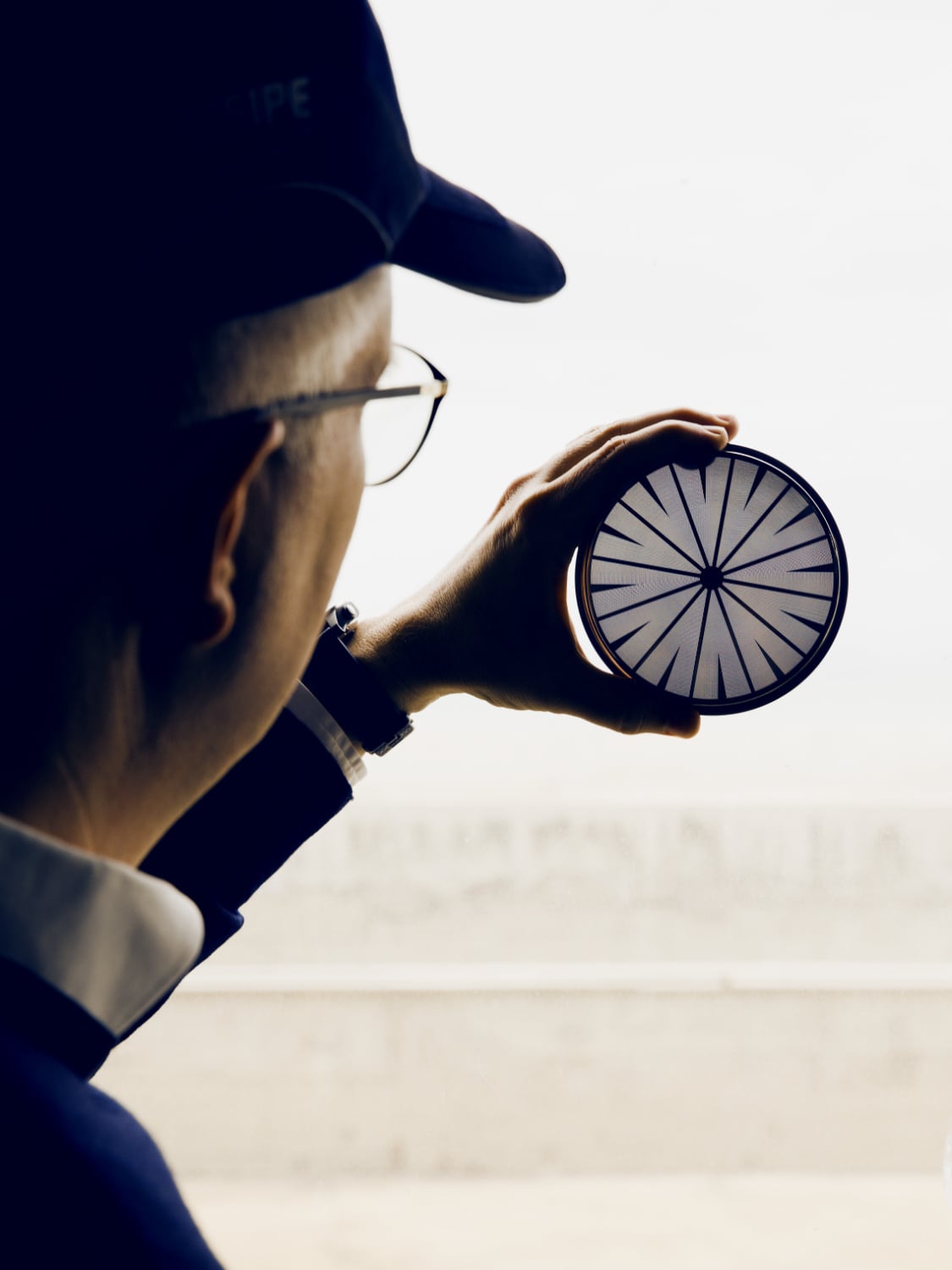 Der Faden wird durch Spinndüsen mit 50.000 ultrafeinen Öffnungen erzeugt.