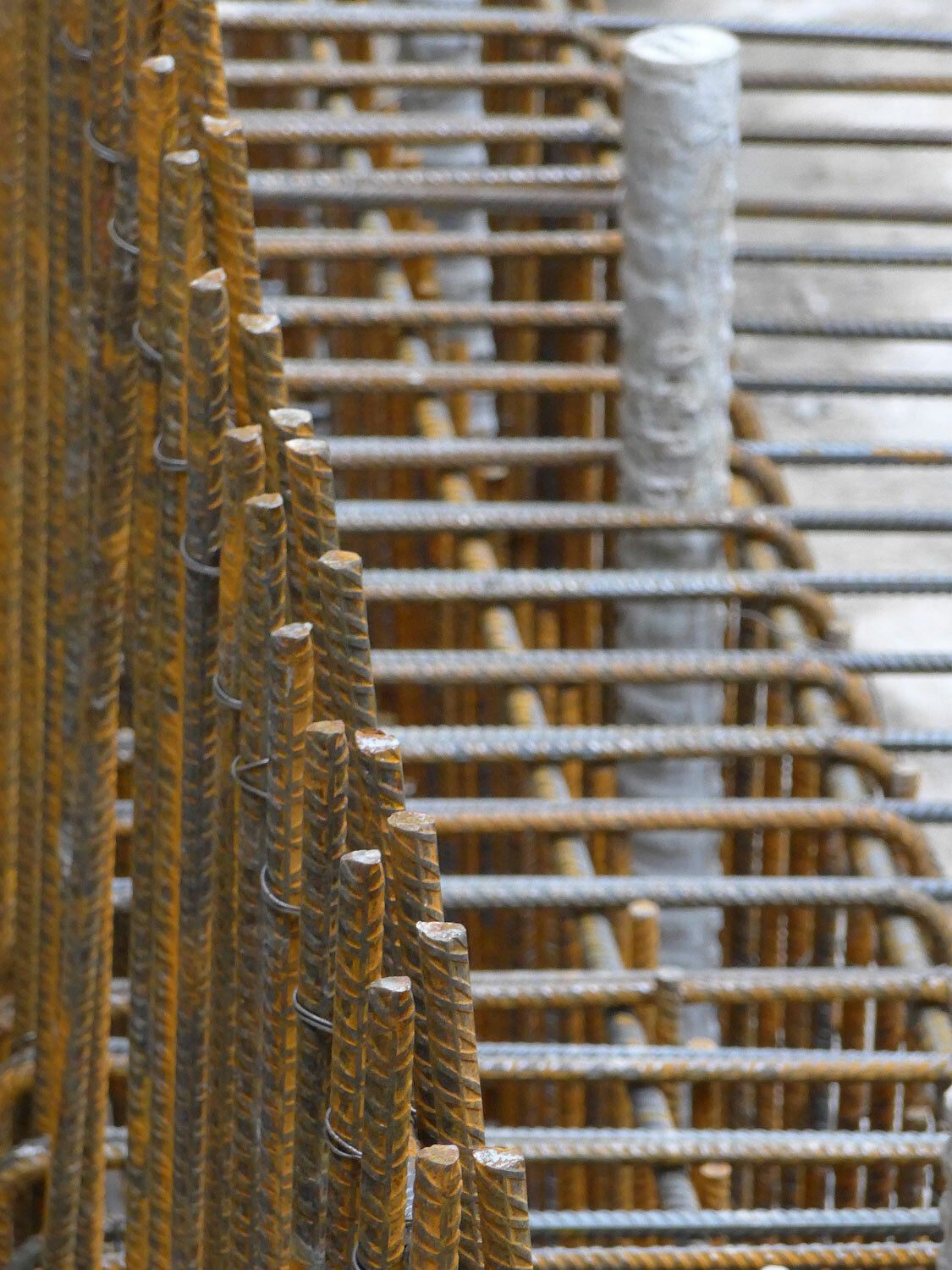 Beton kann Druckkräfte aufnehmen, Zug- und Biegezugkräfte müssen von einer Bewehrung aufgenommen werden. 