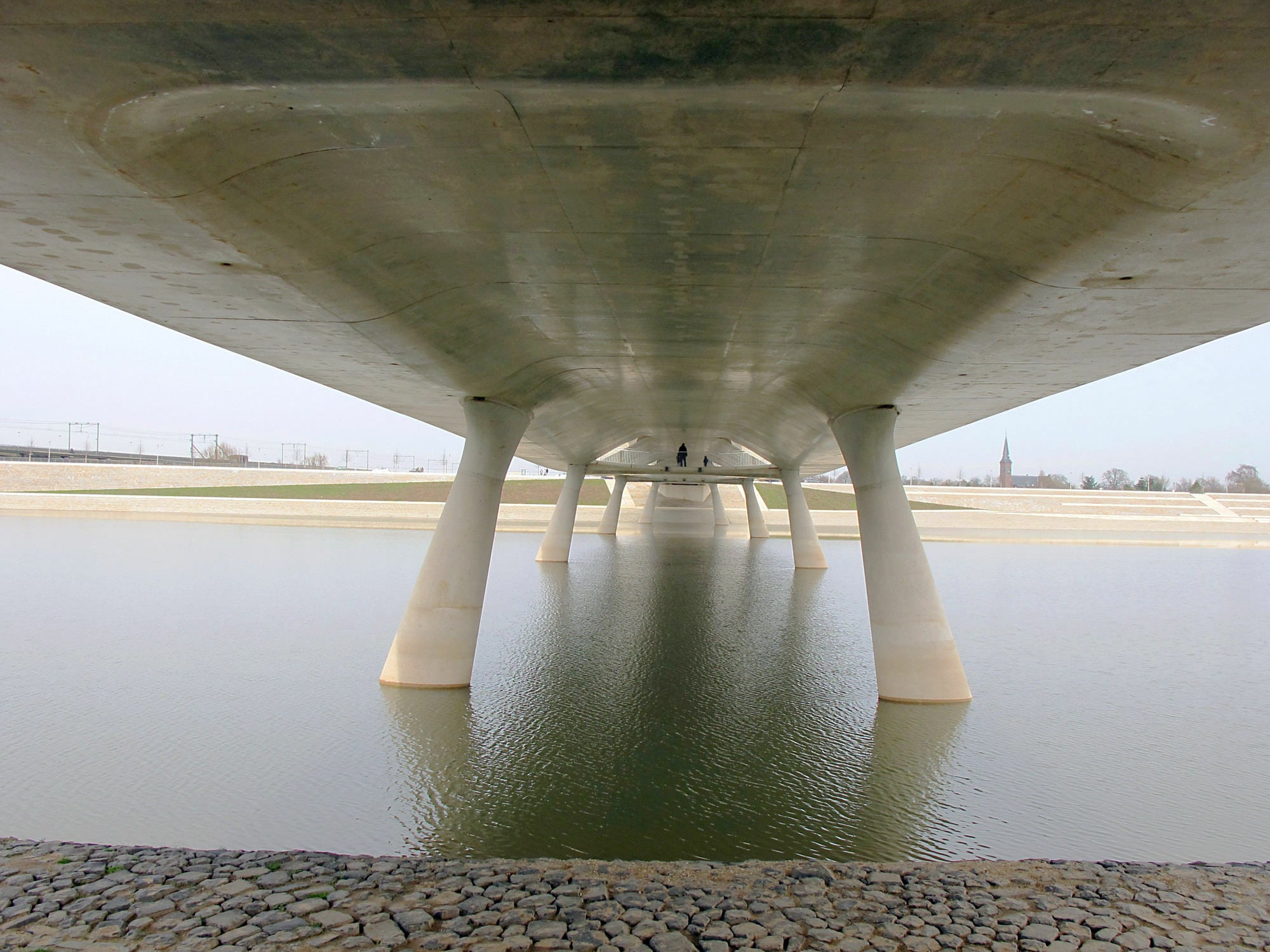 Die Brücke De Lentloper in Nijmegen wurde in Spannbeton erstellt (Architektur und Tragwerksplanung: Ney & Partners, Brüssel)