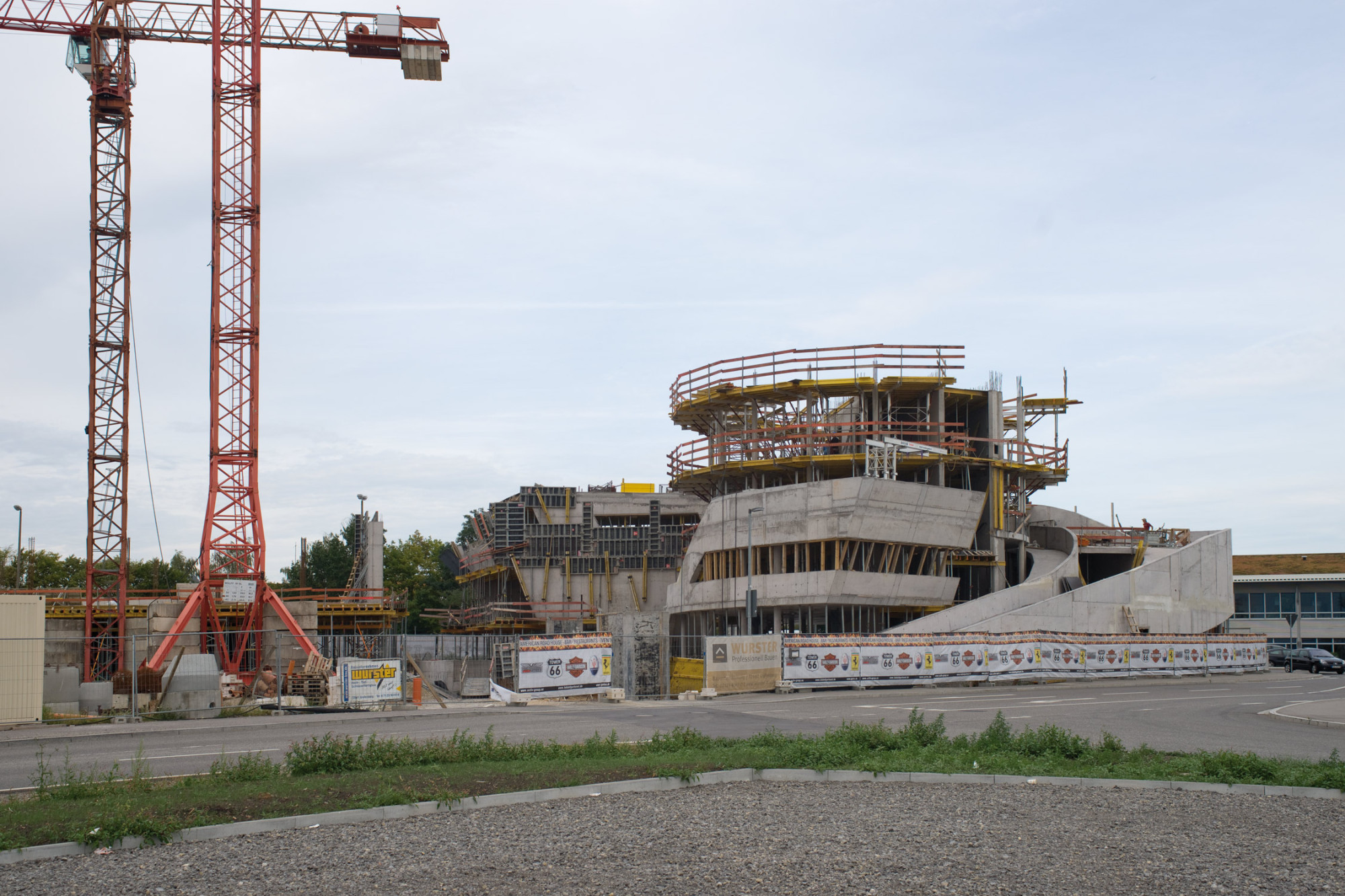 Die vielen Schrägen und Rundungen am Stuttgarter Meilenwerk erforderten maßgeschneidert Schalungslösungen