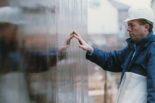 Mit Betontrennmittel eingesprühte Sichtbetonoberfläche