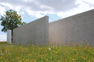 Sichtbetonwände des Steinskulpturenmuseums in Bad Münster mit regelmäßigem Ankerlochbild, Architekten: Tadao Ando, Osaka